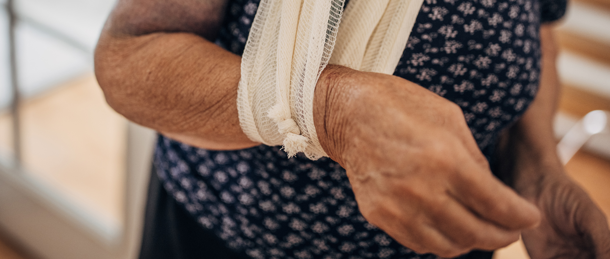 elder-hurt-arm elder-hurt-arm